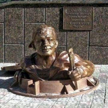 Памятники сантехнику, невидимке и стулу в Тернополе